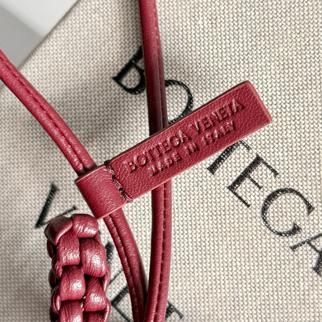 Batch 420 Let’s see what new cute little thing BV has released~ It’s this letter pendant, which is different from the puppy pendant. The weaving of this letter is more three-dimensional, and the material is very solid, and it is not easy to deform even if it is folded. Style number: X